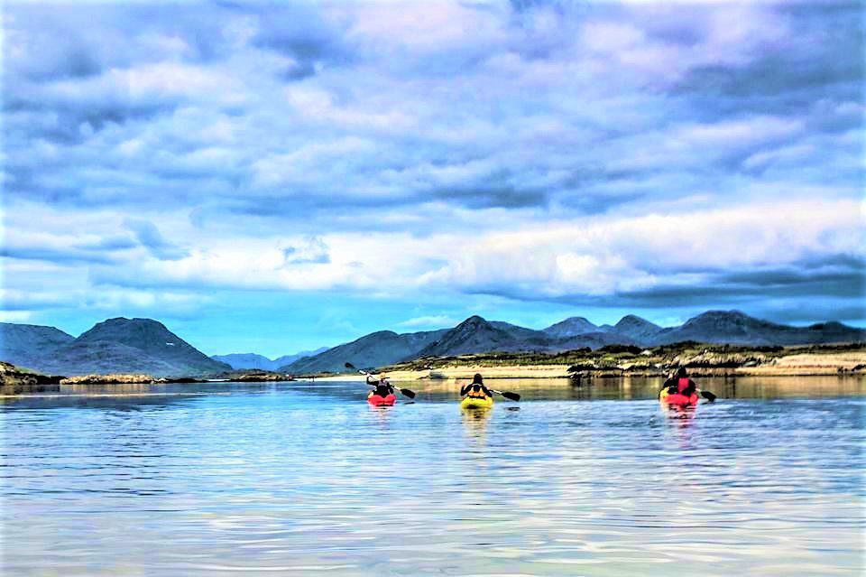 Sea kayaking along the coast in Connemara. Galway. Guided.