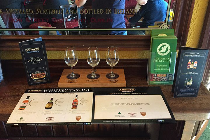Irish whiskey tasting in local country pub. Galway. Private guided.