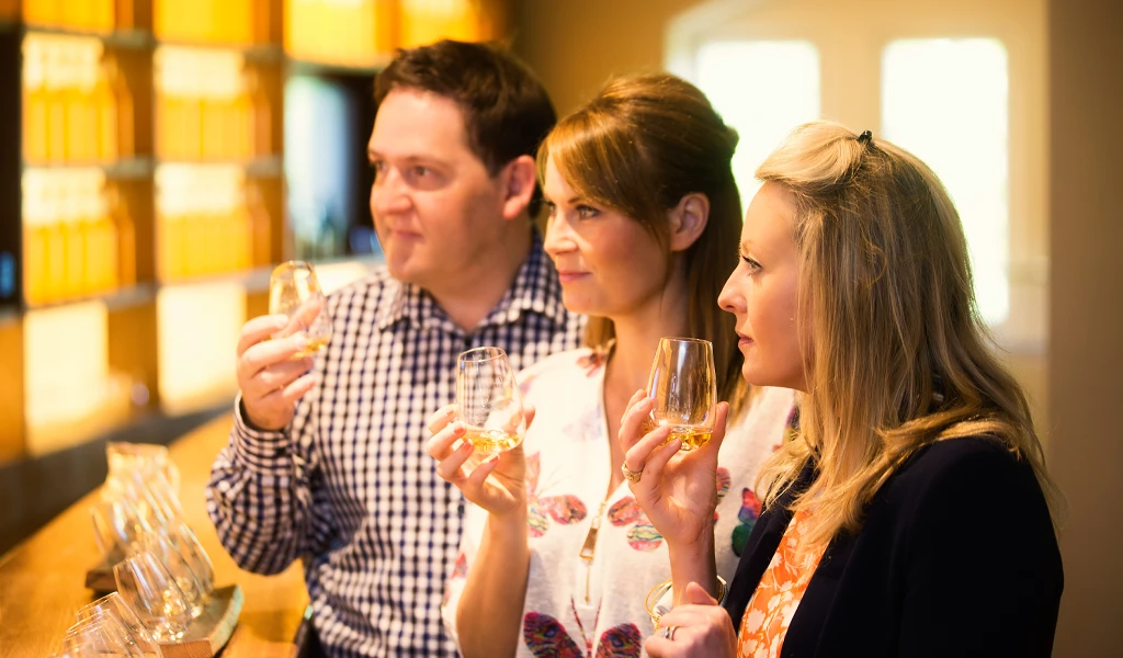 friends tasting Irish whiskey tour and tasting galway city Ireland